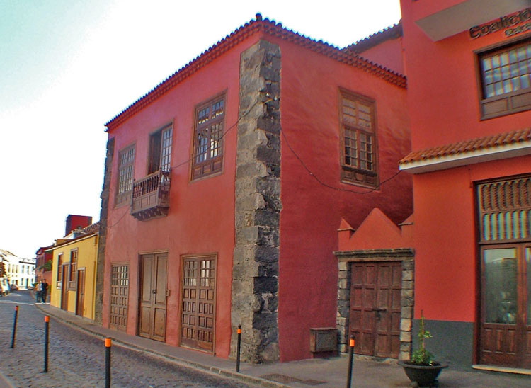 Casa se�oral en un pueblo peque�o en primera linea de la costa.