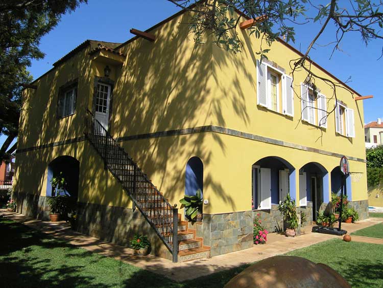 Casa de campo con finca grande y piscina.