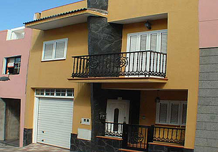 Chalet adosado casi nuevo de 240 m2, cerce de la costa, construido de calidad