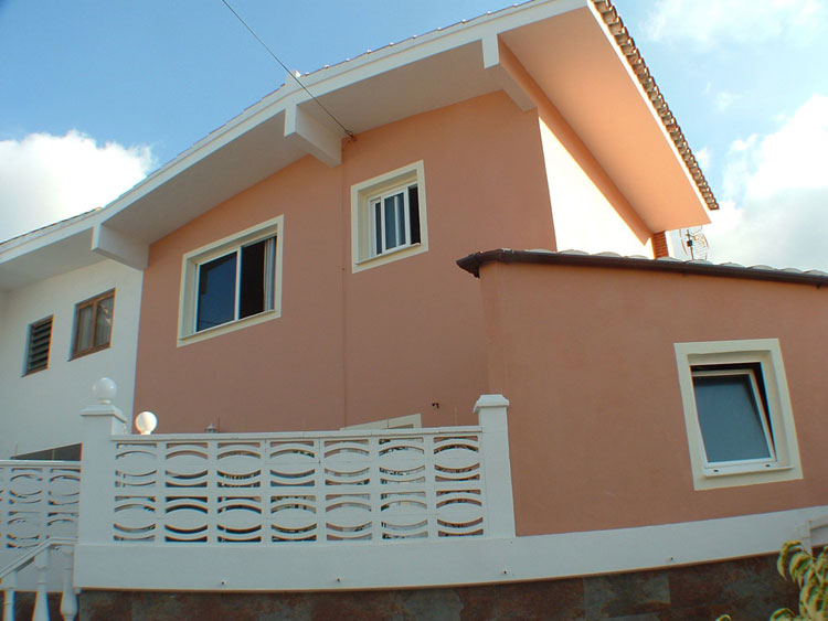 Casa pareada de dos plantas en una peque�a calle en Puerto de la Cruz