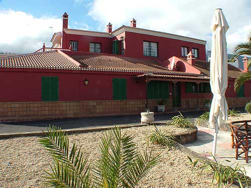 Finca with farmhouse and apartments, plot of 10.800 m2, panoramic views of Valley and sea